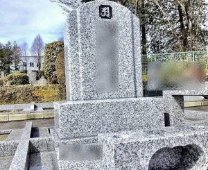 【日光・杉並木墓苑】の一般墓域「Sタイプ墓地」（約1㎡）に建立された、茨城県笠間産の国産銘石【稲田石】（稲田白御影石）を使用した、和洋折衷型の墓石です。