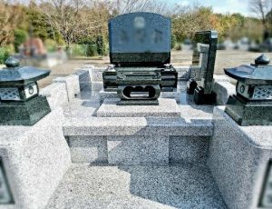 【日光・杉並木墓苑】の一般墓域「Bタイプ」（約4㎡）に建立された、墓石本体と付属品に、インド産御影石【M1H】(老緑)を使用した、生前墓（寿陵、逆修墓）事例