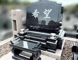 【日光・杉並木墓苑】の一般墓域「Bタイプ」（約4㎡）に建立された、インド産御影石【M10】を使用した、洋型（洋風）墓石事例